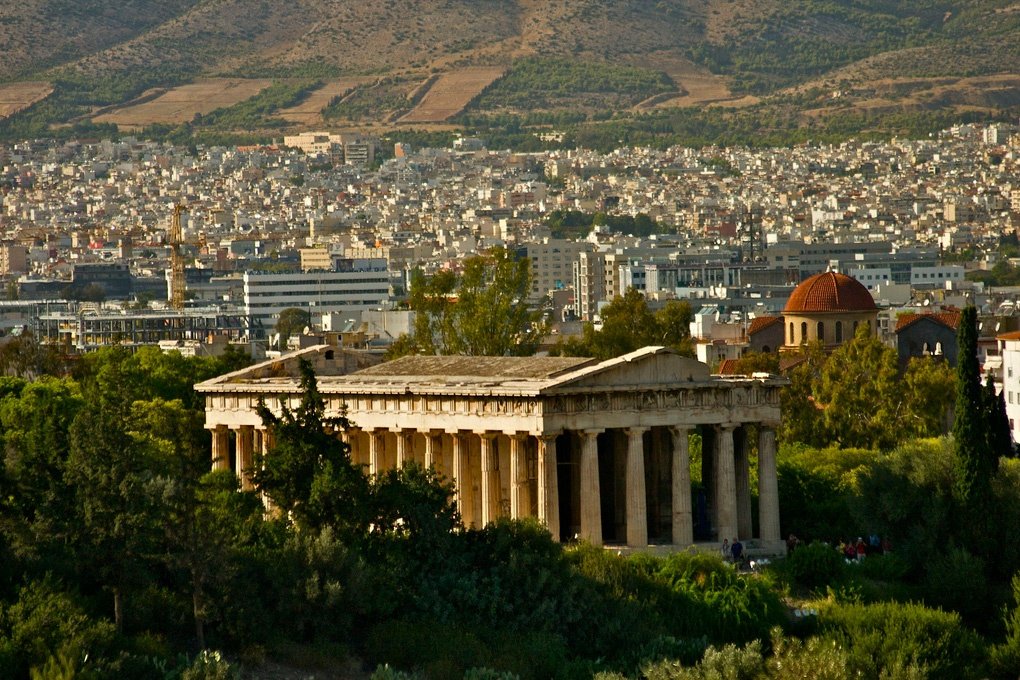 Храм на фоне города