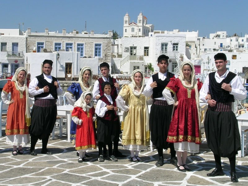 Греки в национальных костюмах