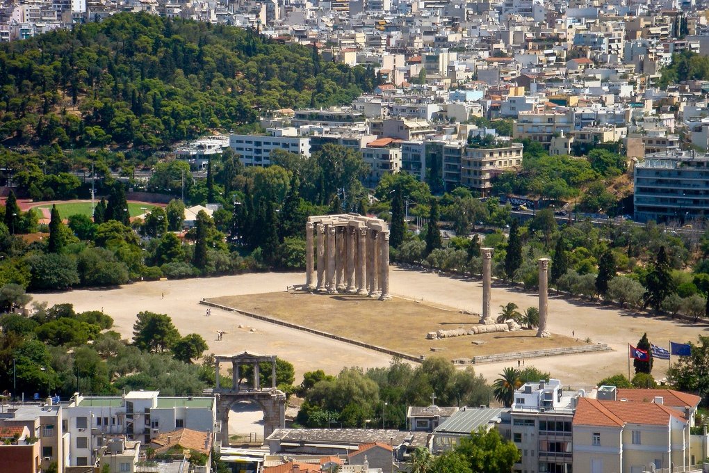 Храм Зевса Олимпийского на фоне города
