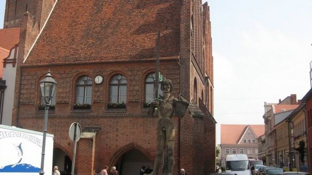 Статуя Роланда в городе Штендаль