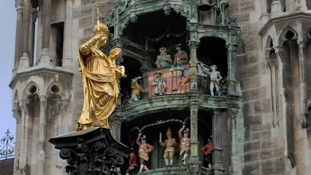 Скульптура Девы Марии на площади Мариенплац