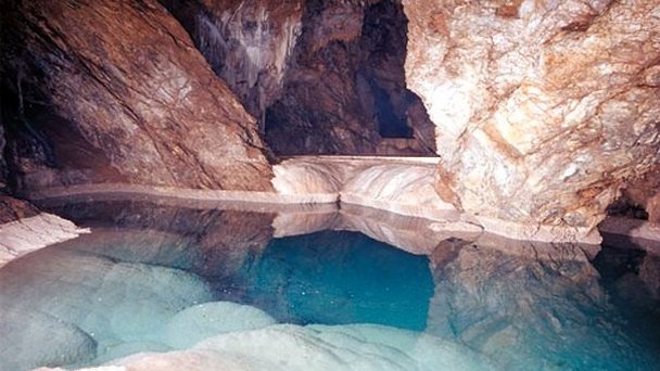 Пещера озер Спилео-Лимнон