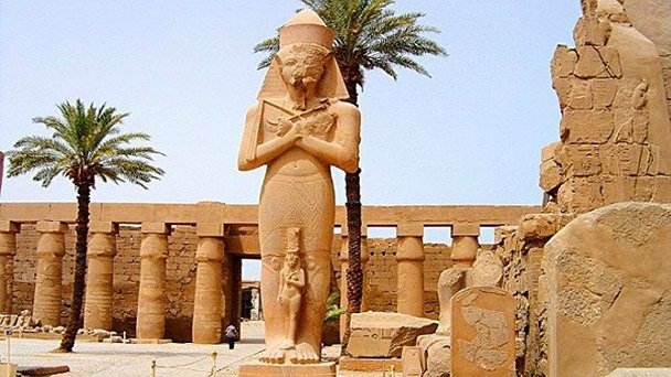 Статуи Рамзеса II и Нефертити