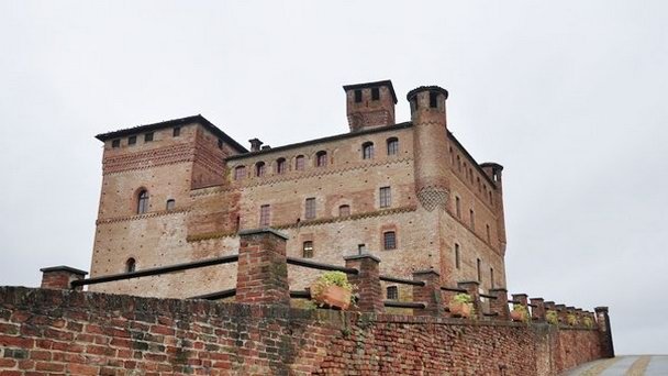 Замок-энотека Castello di Cavour