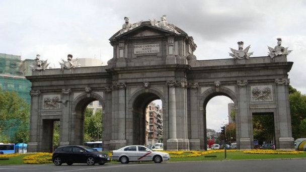 Триумфальная арка-ворота Пуэрта-де-Алькала