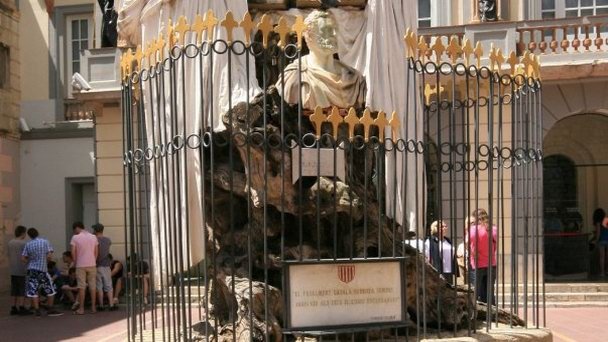 Памятник каталонскому философу Франсеску Пужольсу
