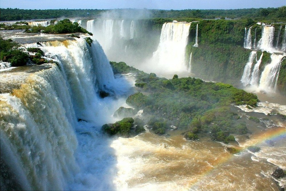 Откуда водопад. Водопад Игуасу происхождение. Водопад Игуасу ГЭС. Веерообразный водопад. Игуасу подкова.