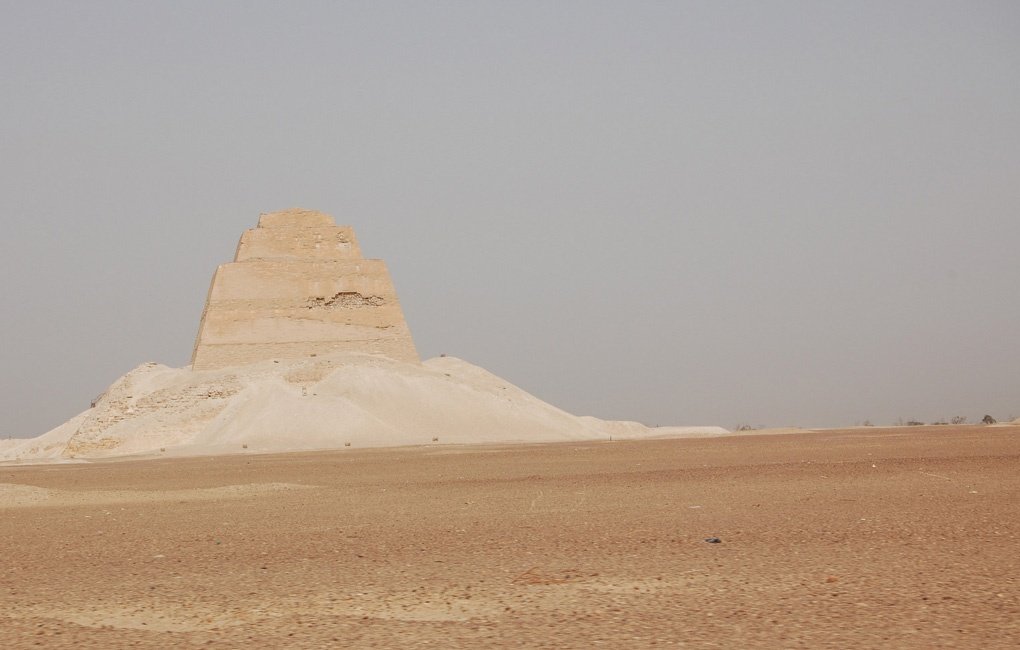 Пирамида снофру имеет 220 104 11. Медумская пирамида. Пирамида Снофру в Медуме. 27 В. до н.э.. Медум Египет. Пирамида в Мейдуме.