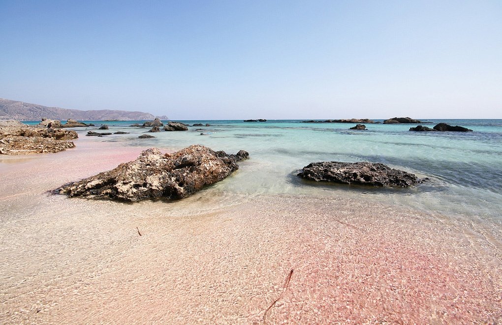 Знаменитый розовый песок на пляже